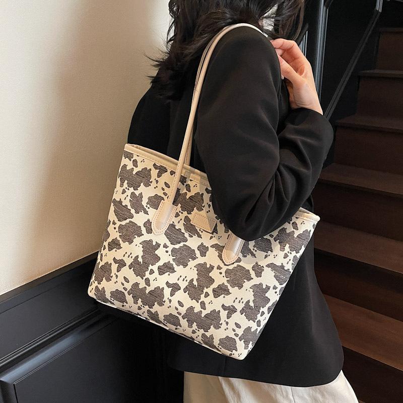 Bag women's large-capacity new summer versatile leisure shoulder college student class commuting tote bag