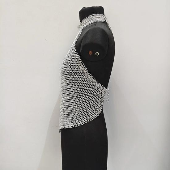 Top alla moda in maglia di alluminio medievale con maglie saldate da 9 mm calibro 16 per donna
