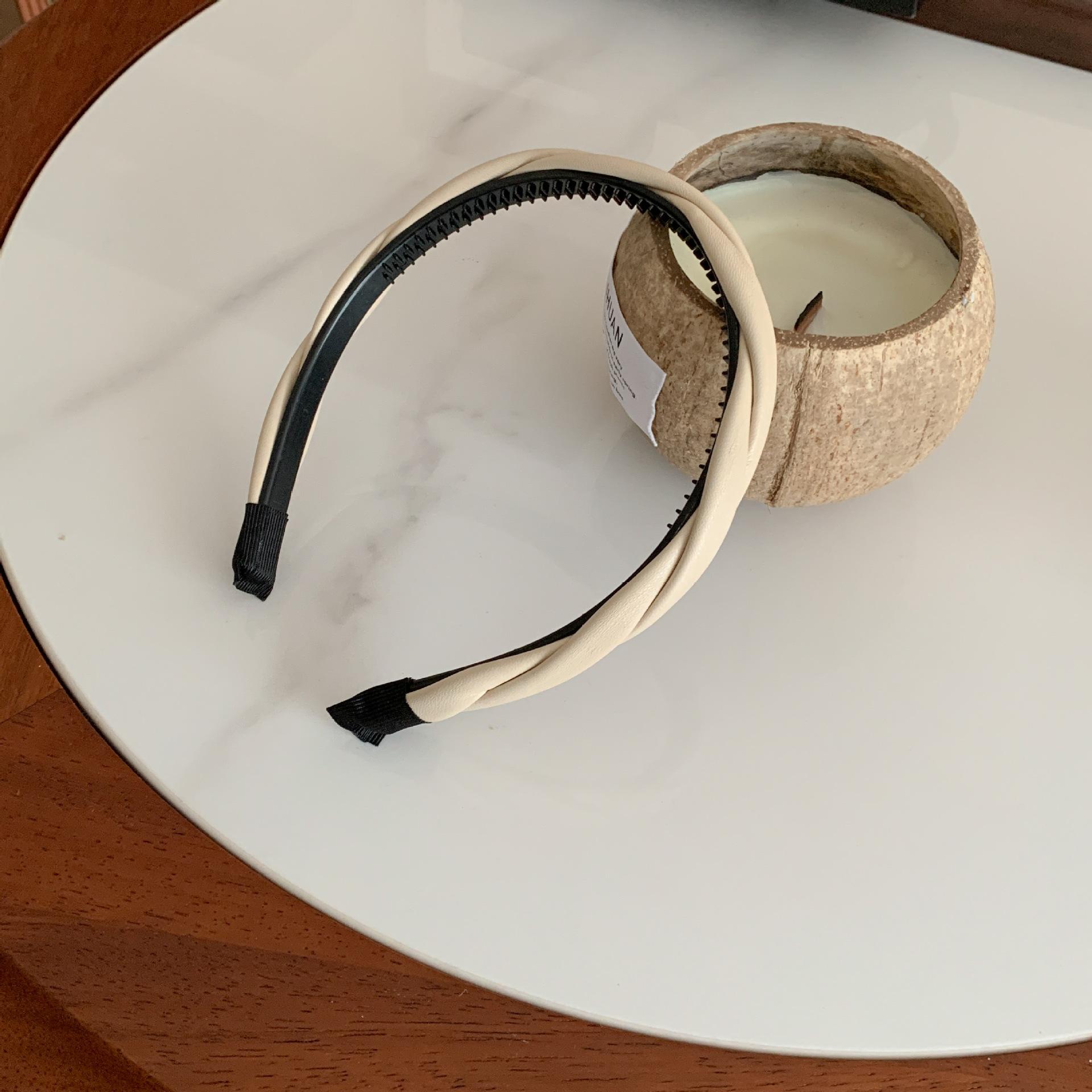 

Широкая повязка на голову с завитушками из жареного теста