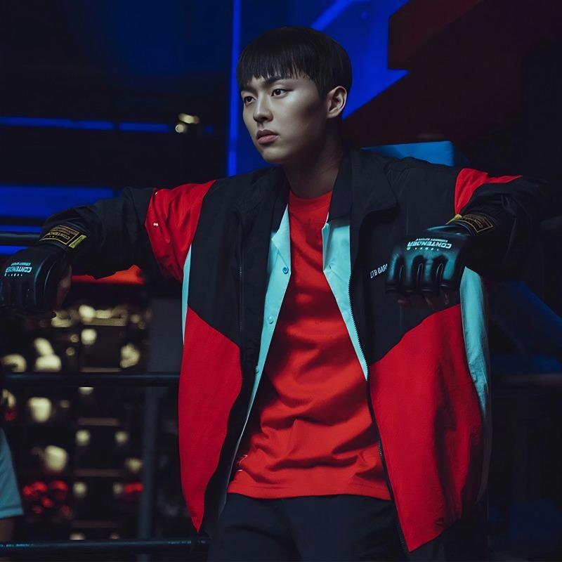 Japanese and Korean weak heroes have the same style, Wenxing Yi Jackson Yee star has the same QT8 color matching windproof and waterproof jacket