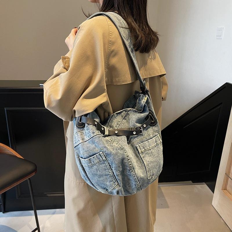 

Корейская версия ретро большая вместимость сумка-мессенджер женская сумка 2025 новая мода матовая студенческая для учебы/работы сумка-мессенджер 40*20*31 светло-синий