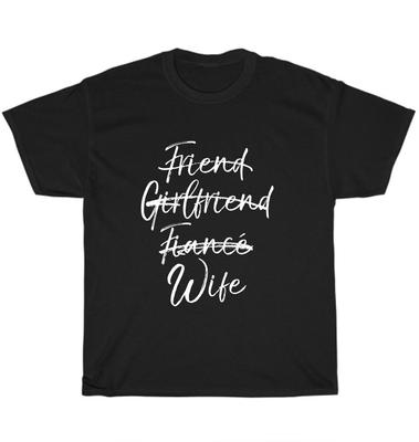 Non Amica Fidanzata o Fidanzata Moglie Matrimonio Fidanzamento Maglietta Unisex Tee Regalo