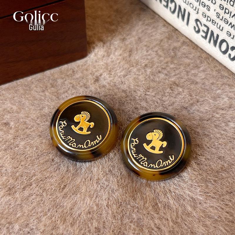 Boucles d'oreilles simples haut de gamme pour femmes automne/hiver 2025: Design polyvalent avec le système de couleur Maillard