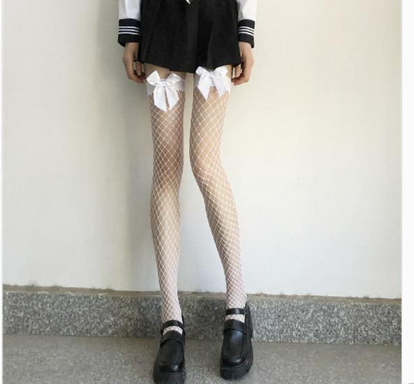 Letnie jedwabne pończochy do ud z koronką – niewidoczny styl w kolorze cielistym