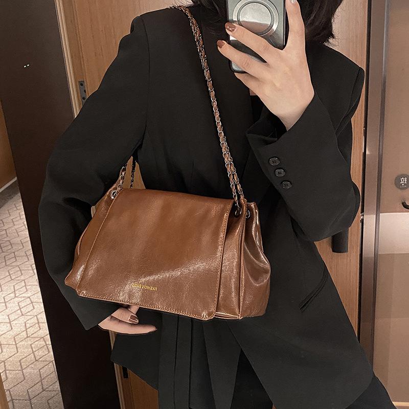 Large capacity soft leather bag women's 2025 new fashion simple retro commuter tote bag retro versatile messenger bag