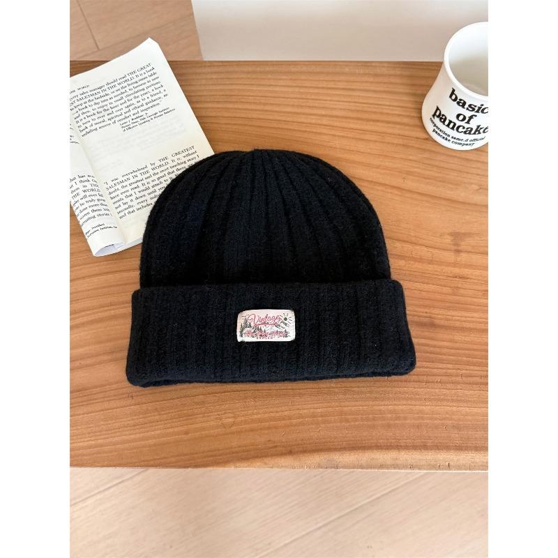 Verdickte Wollstrickmütze für Wärme und Kälteschutz im Herbst und Winter. Große Kopfmütze, um das Gesicht zu betonen. Kleine Ohrenschützer.