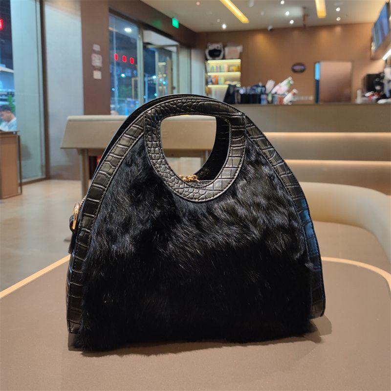 

Роскошная кожаная женская сумка большой вместимости