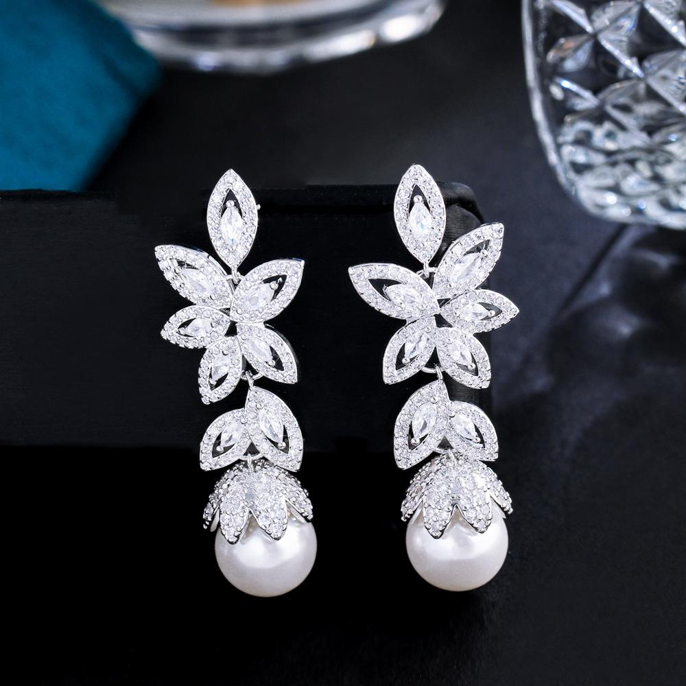 

Needle Light Luxury Leaf Full Diamond Pearl Earrings Slightly Inlaid Zircon High-End Temperament Earrings Earrings