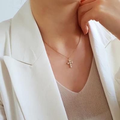 Dámský vrstvený náhrdelník z chirurgické oceli s perlou a křížem