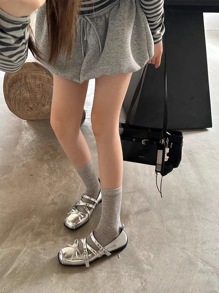 

Версия из мягкой кожи~ красные бантики маленькие одинарные туфли женские 2025 весна и лето новые ретро неглубокие туфли-балетки с заклепками 40 серебряный