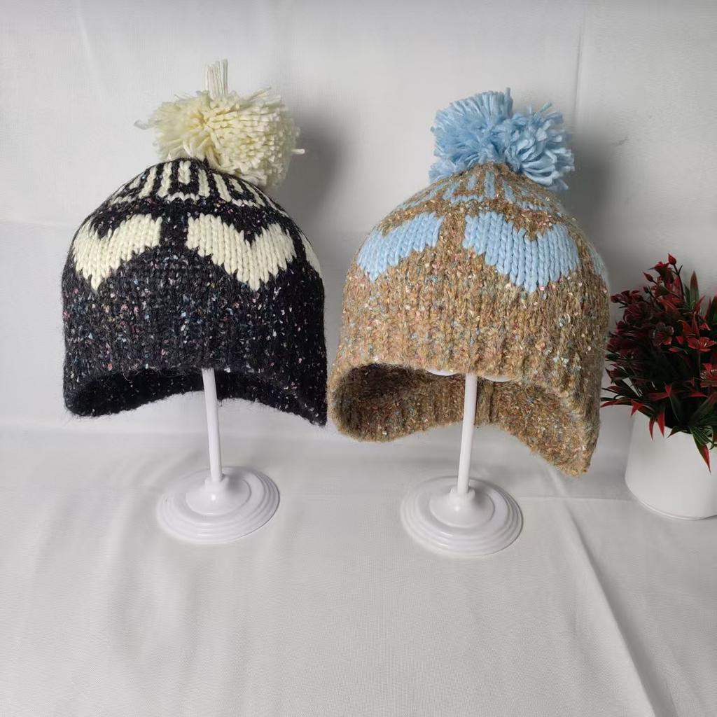 Fair Island wind age reduction love ear protection hairball wool hat women's ski warm cold show face small knitted hat