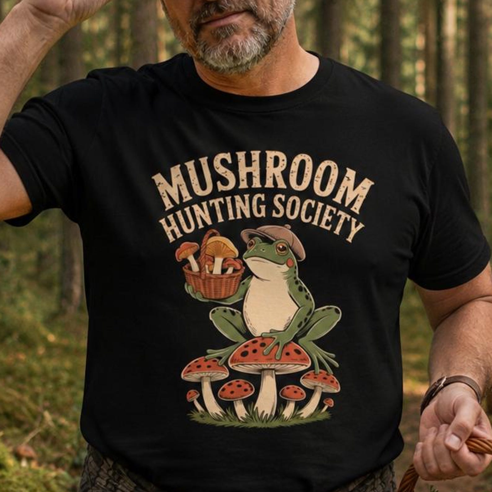Polish Mushroom Hunting Society Shirt – Polish Mushroom Picking Tee, Cute Frog Cottagecore T-Shirt, Forest Forager Gift M
