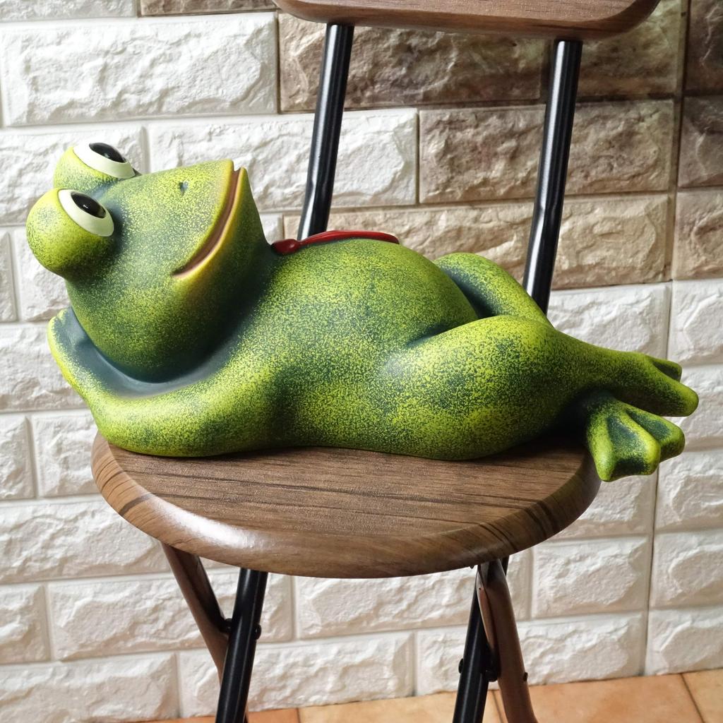 Vyrobeno v Portugalsku Frog Green Terracotta Figurka Red Tie Garden Object Happy Purring Frog pto-1003g