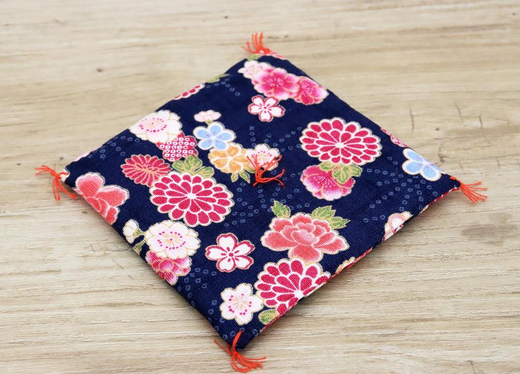 Castle Enterprises Mini Cushion for 5 Assorted Designs Random Pattern x Made in Japan Maneki-neko (Lucky Cat) Ornaments, (Blue), (10cm 10cm),