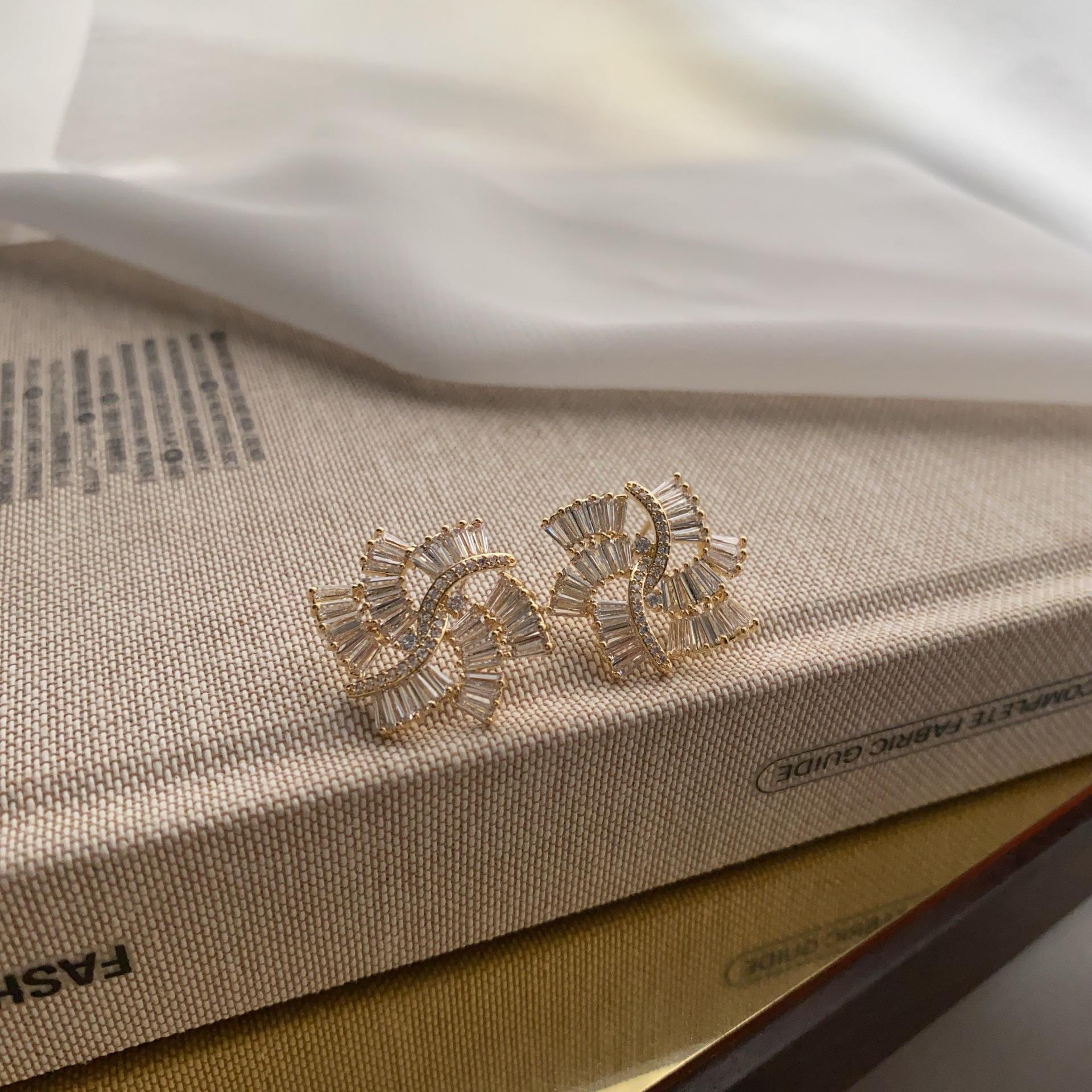 

Французский ретро-дизайн, высококачественные серьги-гвоздики с подсолнухами, легкие, роскошные, темпераментные, универсальные, модные, пригородные, циркониевые серьги