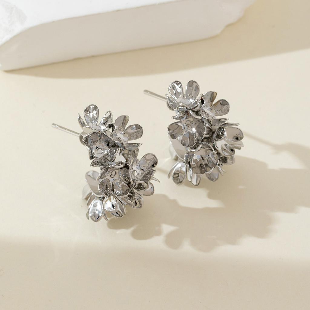 Retro Exquisite Gold Color Flowers C-circle Stud Earrings for Women Fashion Temperament Party Daily Wear Jewelry Accessory Gifts