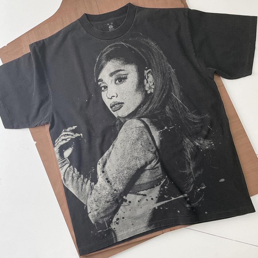 Maglietta Sbiancata di Ariana Grande: T-shirt Spray Art Fatta a Mano Nero Sbiadito Cotone Unisex