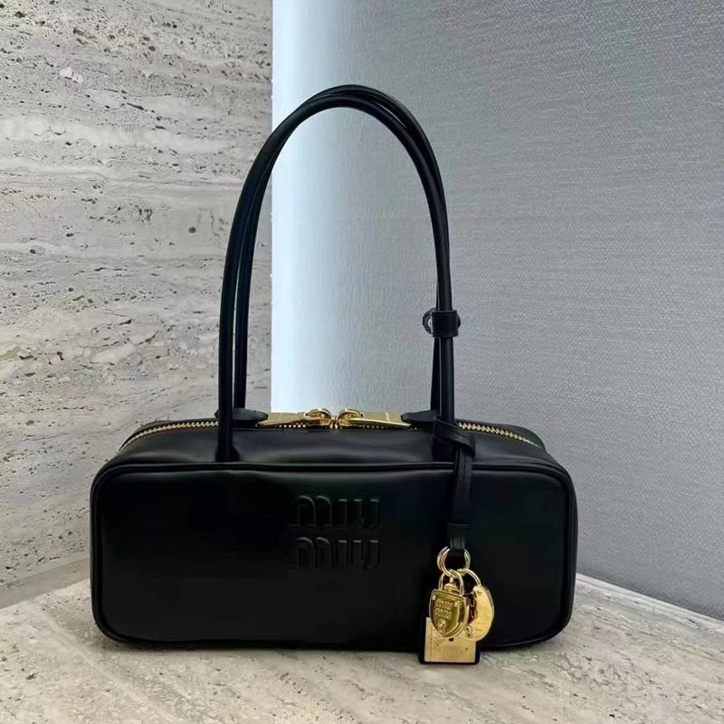 MIU Bowling Boston Kissenbeutel mit langem Griff Mode Vielseitige Schulter-Tragetasche Handtasche für Damen Pendeln Weiches Leder Große Kapazität