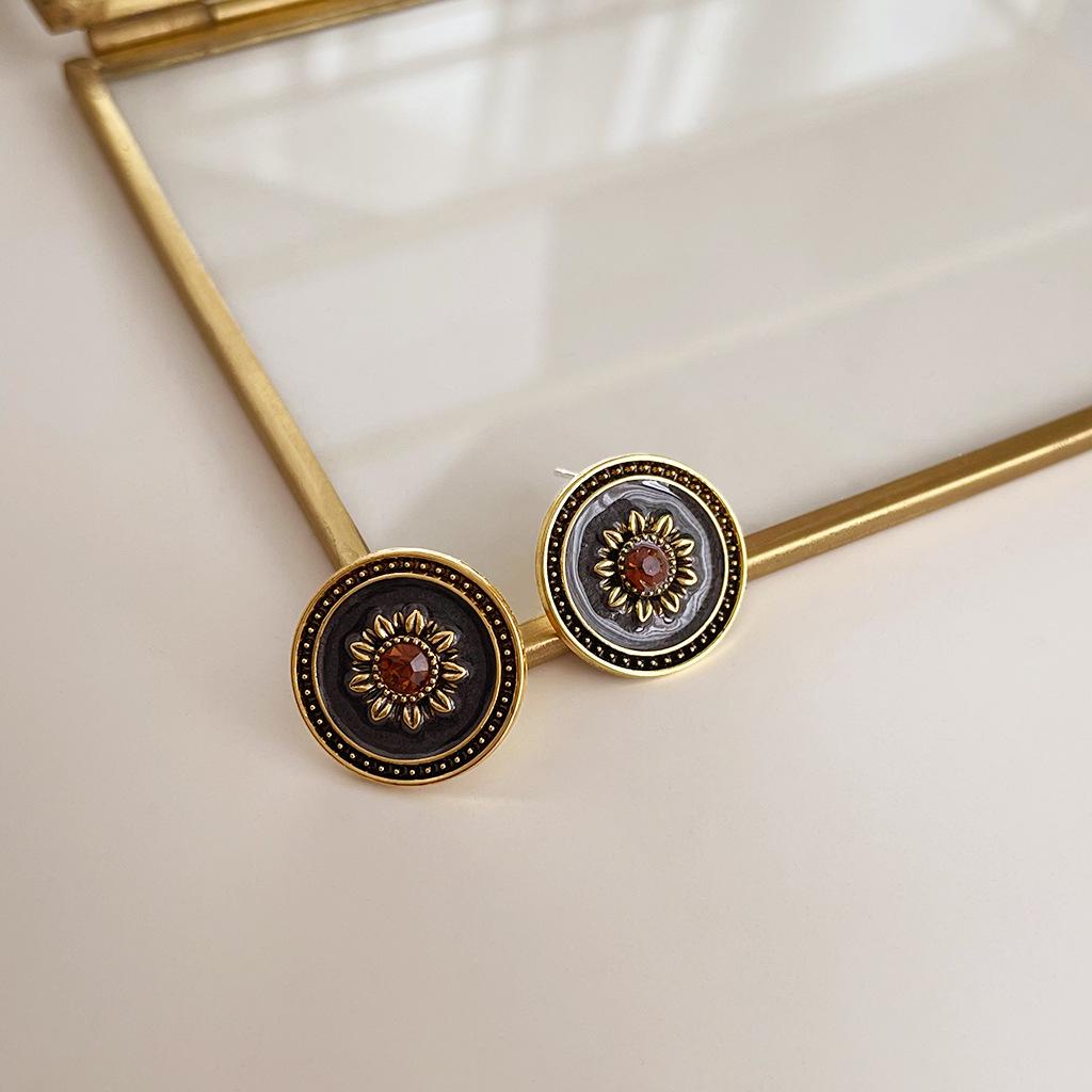 Boucles d'oreilles médiévales vintage à perles: Design rétro à l'huile coulée avec une touche haut de gamme et une personnalité unique