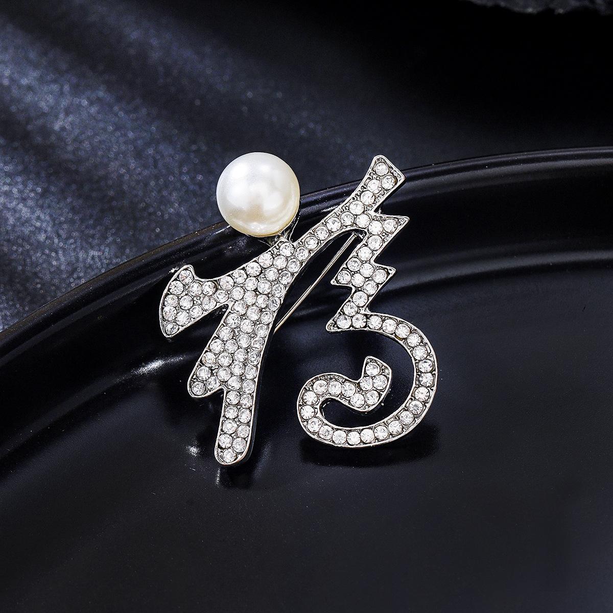 

Высококачественная сплавная брошь с кристаллами, благословение, роскошный темперамент, для костюма, пальто, корсажная булавка, аксессуары против света