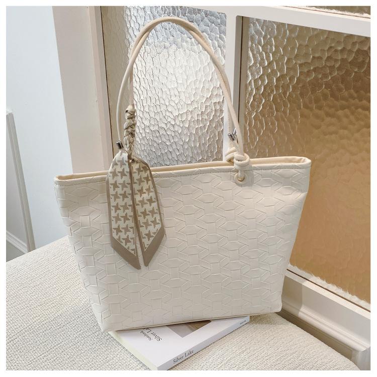 

Large capacity retro soft leather bag women s summer new versatile handbag fashion shoulder tote bag off білий колір