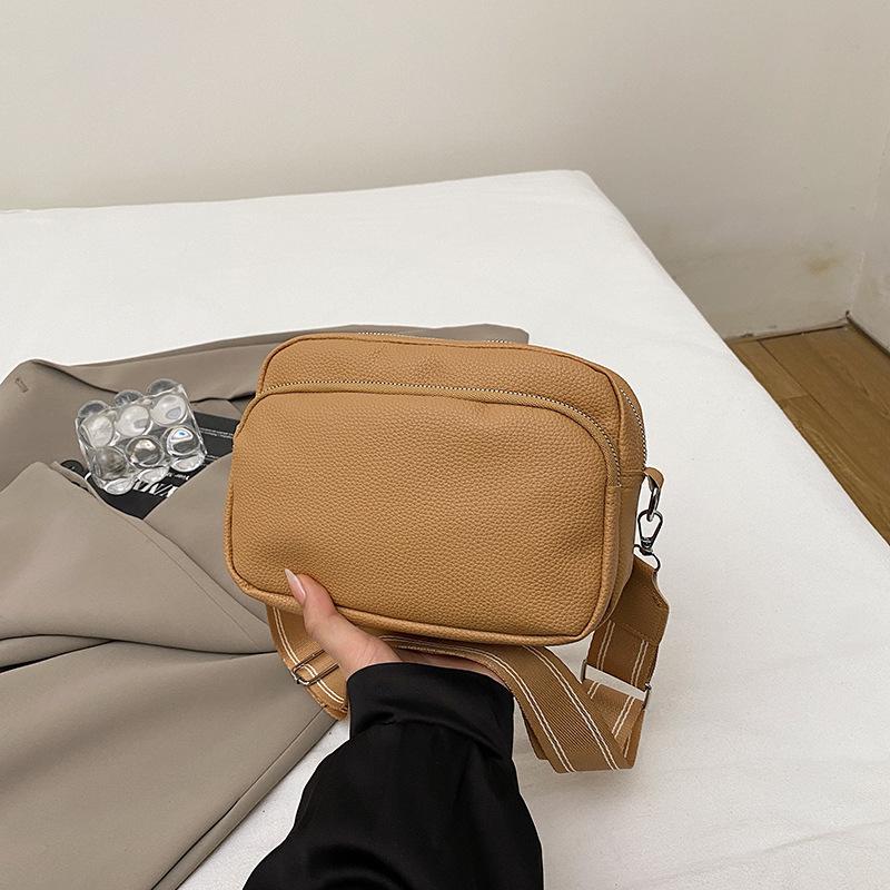 

Супер горячий тренд женская сумка нишевая мода текстура широкий плечевой ремень большая вместимость женская на плечо кроссбоди маленькая квадратная сумка высокое чувство хаки