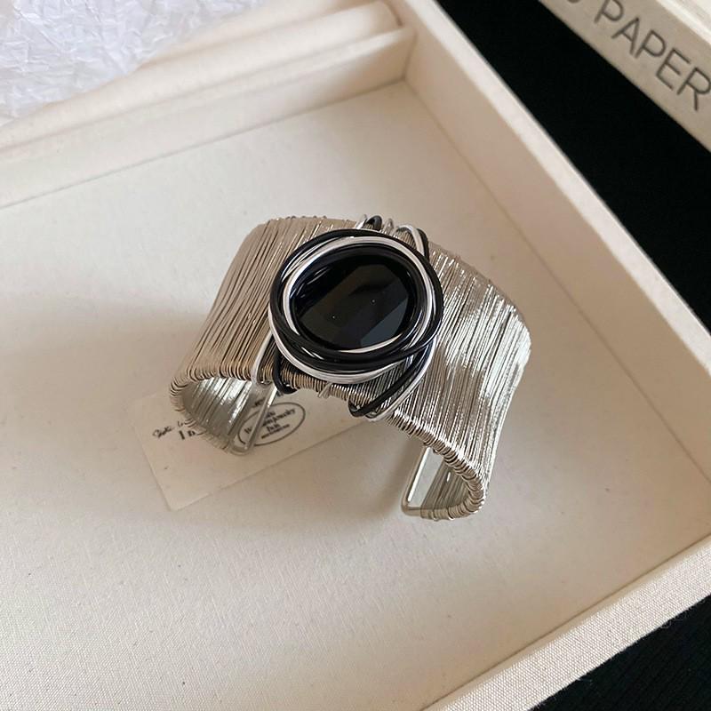 European-American Geometric Metallic Open Bangle: Simple, Versatile, Niche Design Bracelet