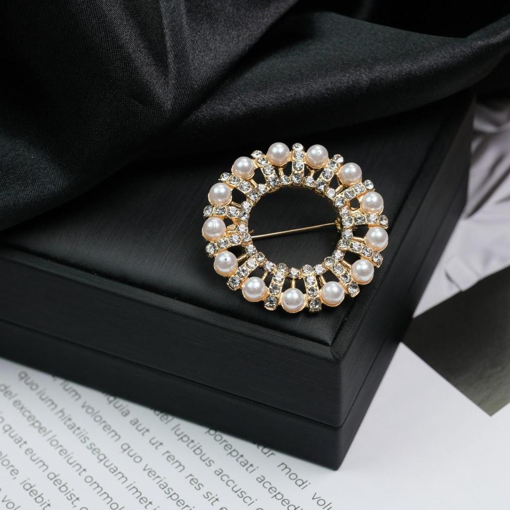Elegant Versatile Light Luxury Corsage Brooch with Niche Design - Anti-Exposure Pin