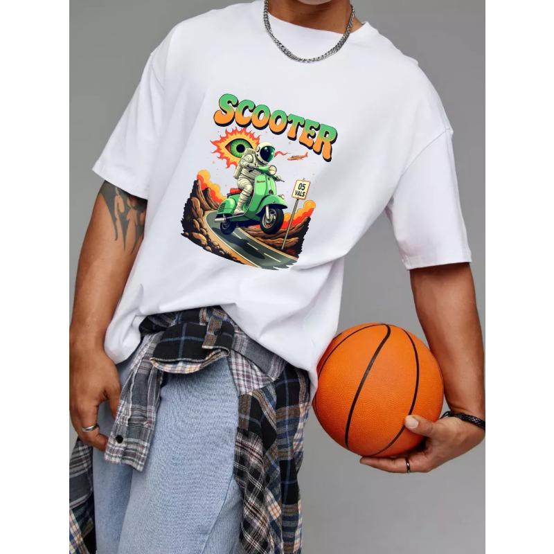 Skútr Tričko Bílé Astronaut Jedoucí na Zeleném Skútru s Grafikou Oka Slunce a Dopravní Značky pro Běžné Nošení