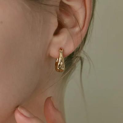 [Wearing Le Seraphim] (18K Gold Plated) Melt Curve Hoop Earring