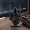 Schwarzes Schwing-Ornament 3D-gedruckte sitzende Sensenmann-Statue, gesichtsloser Mann in Robe auf dreidimensionalem gefaltetem Körper-Figurine, gotische Umhang-Skulptur