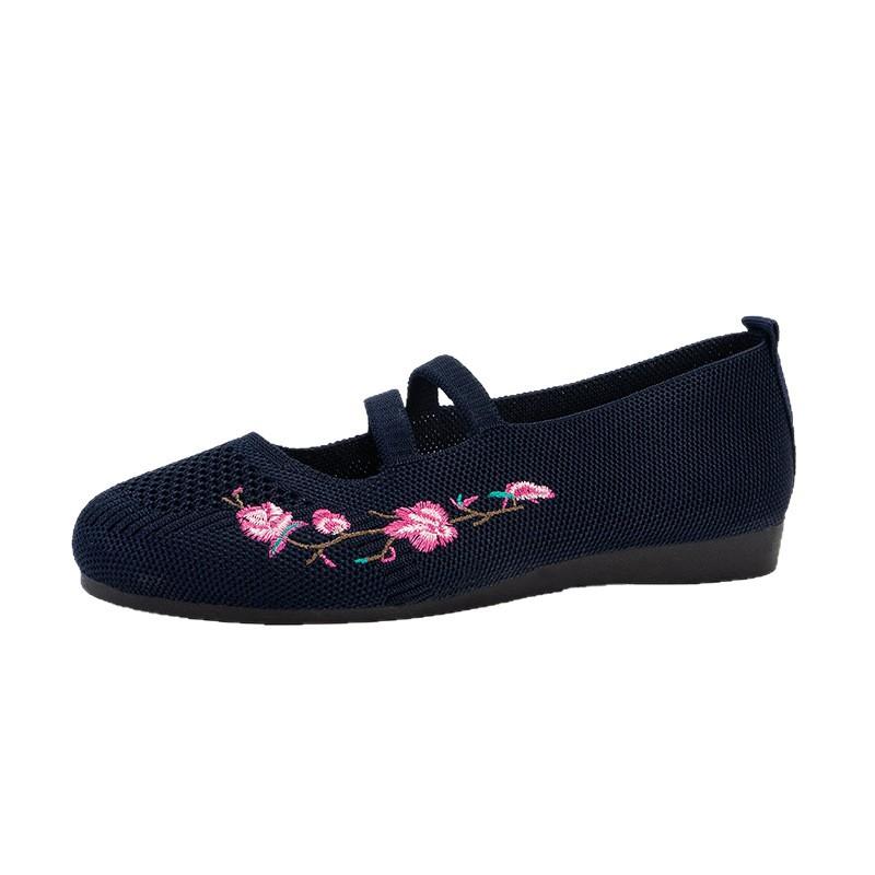 New Large-sized Shallow Shoes with Embroidery, Retro Style, A Lazy Woman Wearing A Single Shoe On One Foot
