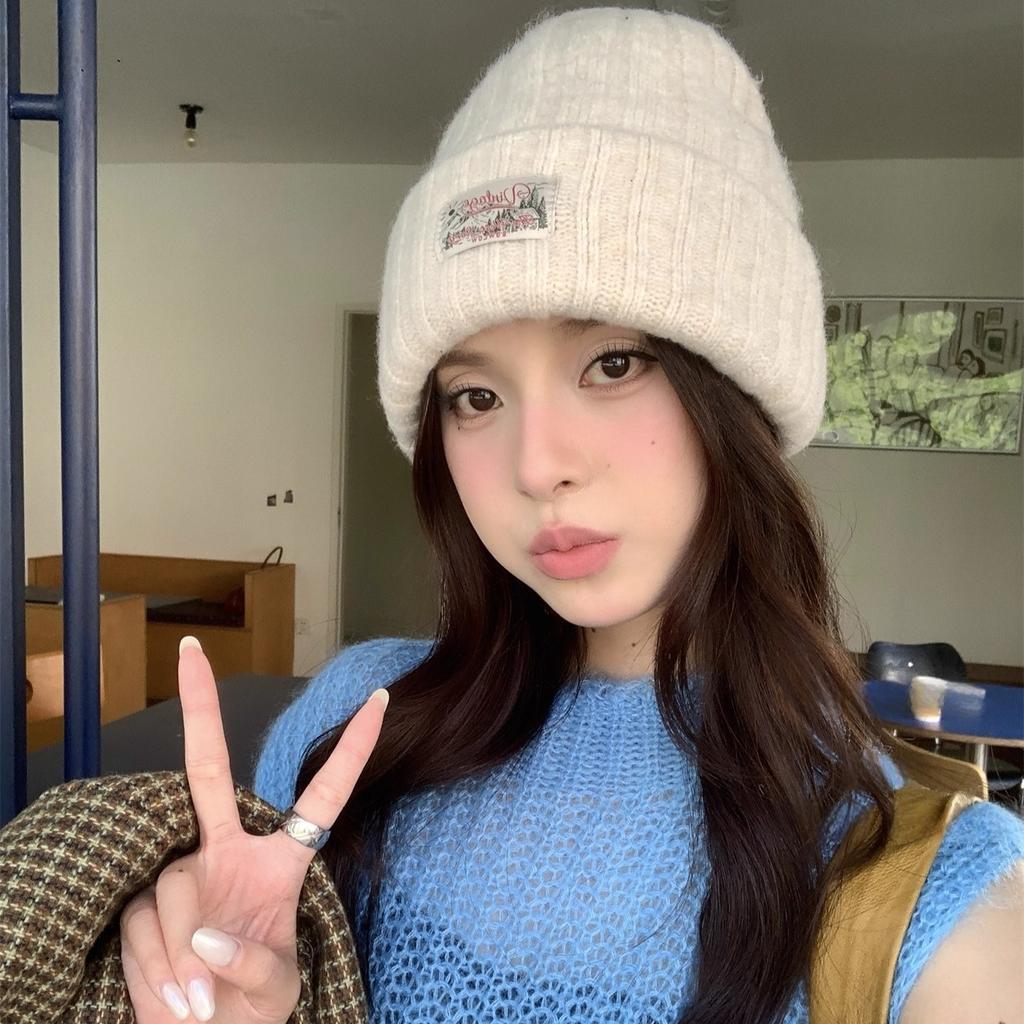 Verdickte Wollstrickmütze für Wärme und Kälteschutz im Herbst und Winter. Große Kopfmütze, um das Gesicht zu betonen. Kleine Ohrenschützer.