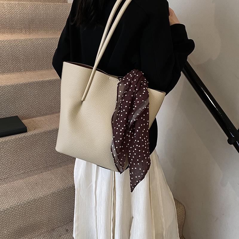 This year's popular bag women's large capacity 2025 new trendy spring and summer fashion hand carry shoulder bag commuter bucket bag
