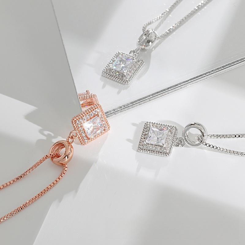 Zircon square pendant necklace, original design, fashionable, simple and high-end color treasure sugar square bag necklace.