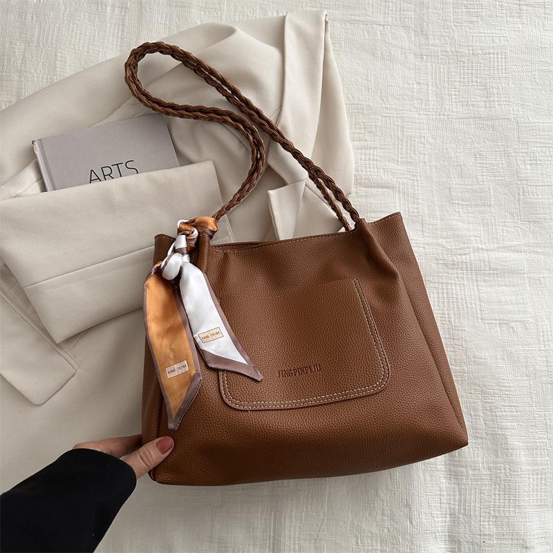 

Retro large-capacity fashion Korean version silk scarf shoulder bag women s 2025 early spring new versatile ins tote bag women коричневий