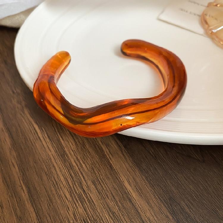 Artistic Gradient Resin Geometric Bangle Elegant Cuff Bracelet Lightweight Stylish Jewelry Unisex Fashion Accessory