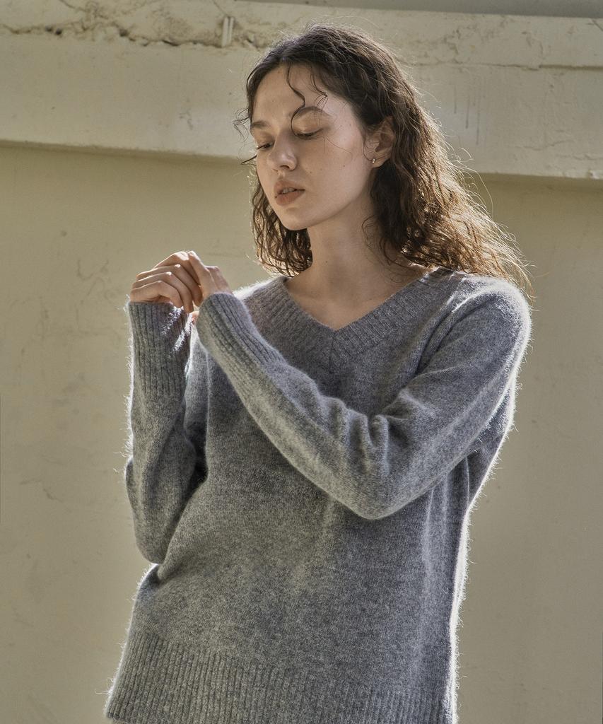 Kkeulle Wool V-Neck Knit_Gray