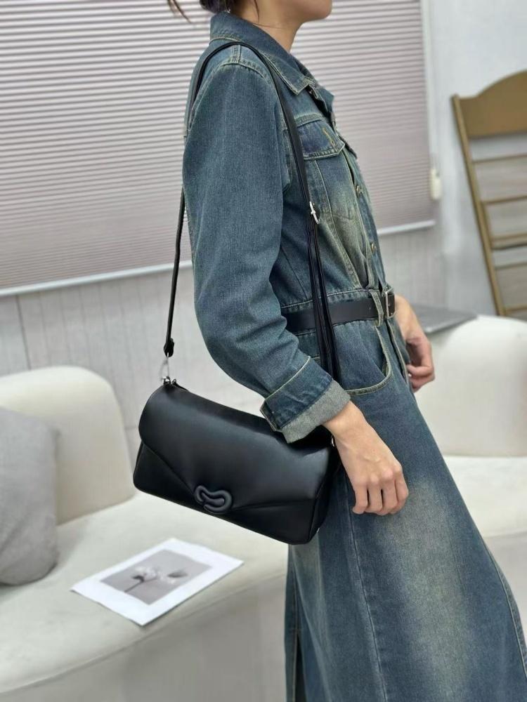 

Fashionable Macaron Color Underarm Bag Heart Shaped Buckle Shoulder Bag Women s Versatile Light Luxury Crossbody Bag