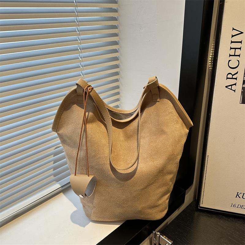 Autumn new retro large-capacity shoulder bag women's fashion versatile messenger bag commuter underarm bag