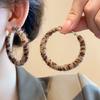 Orecchini a Cerchio con Ciondolo Rotondo Stampa Leopardo Argento - Stile Retrò Hong Kong per Donna