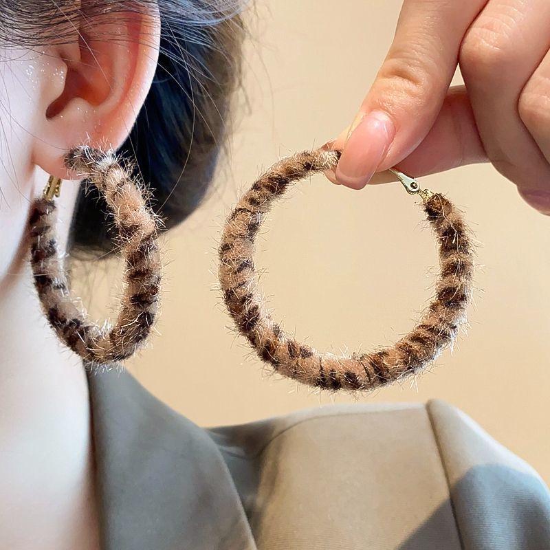 Orecchini a Cerchio con Ciondolo Rotondo Stampa Leopardo Argento - Stile Retrò Hong Kong per Donna