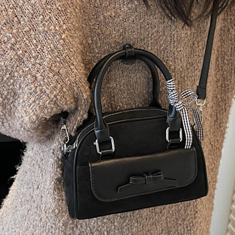 Fashion niche foreign style handbag women's 2025 autumn new trend fashionable high value commuter Boston bag