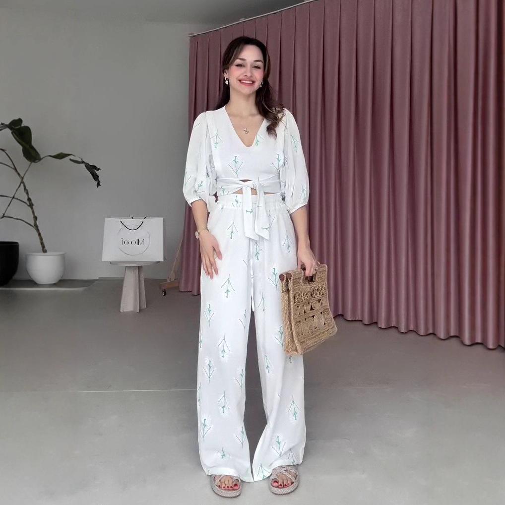 

Summer V-neck Tie-up Crop Top & Floral Fashion Casual Set for Women XS білий