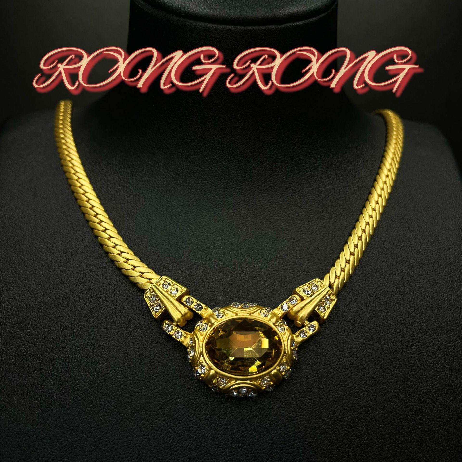 Vintage Court Style Gold Chain Necklace With Retro Personalized Inlaid Luxury