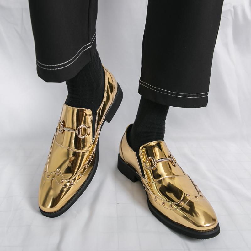 Stivali da battaglia dorati, lucidi e a punta, con rivetti, un successo popolare online, un uomo che indossa mocassini, parrucchiere, scarpe casual in pelle