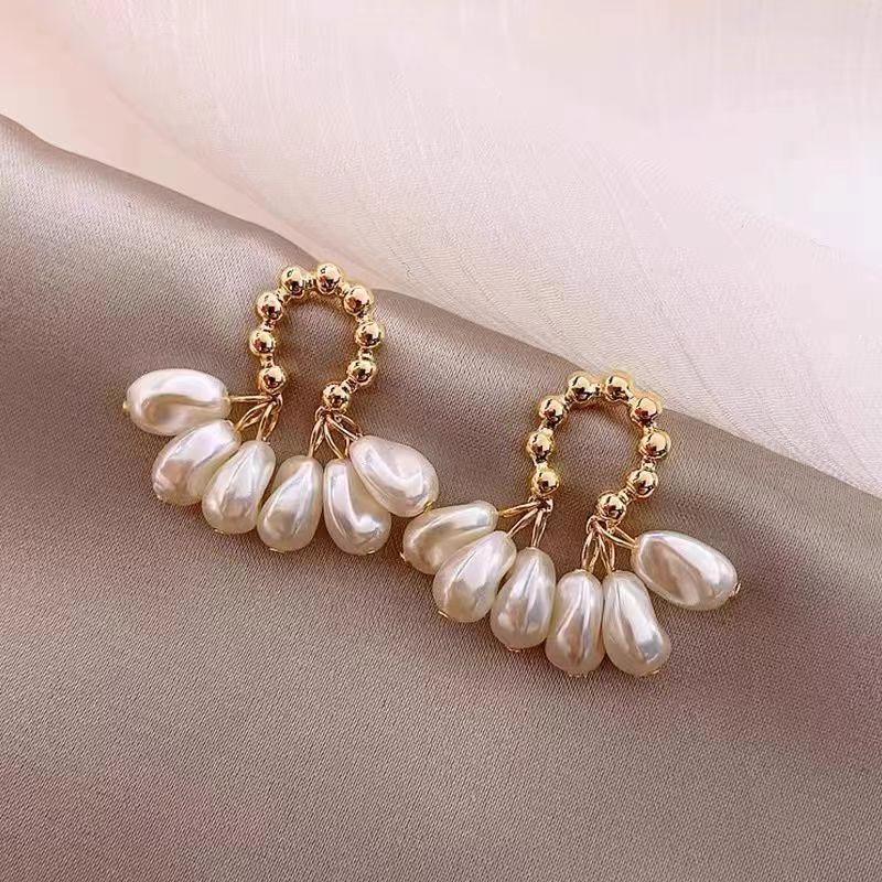 Baroque Natural Pearl Earrings Women's French Retro Temperament Stud Earrings Niche High-end Light Luxury Handmade Ear Jewelry