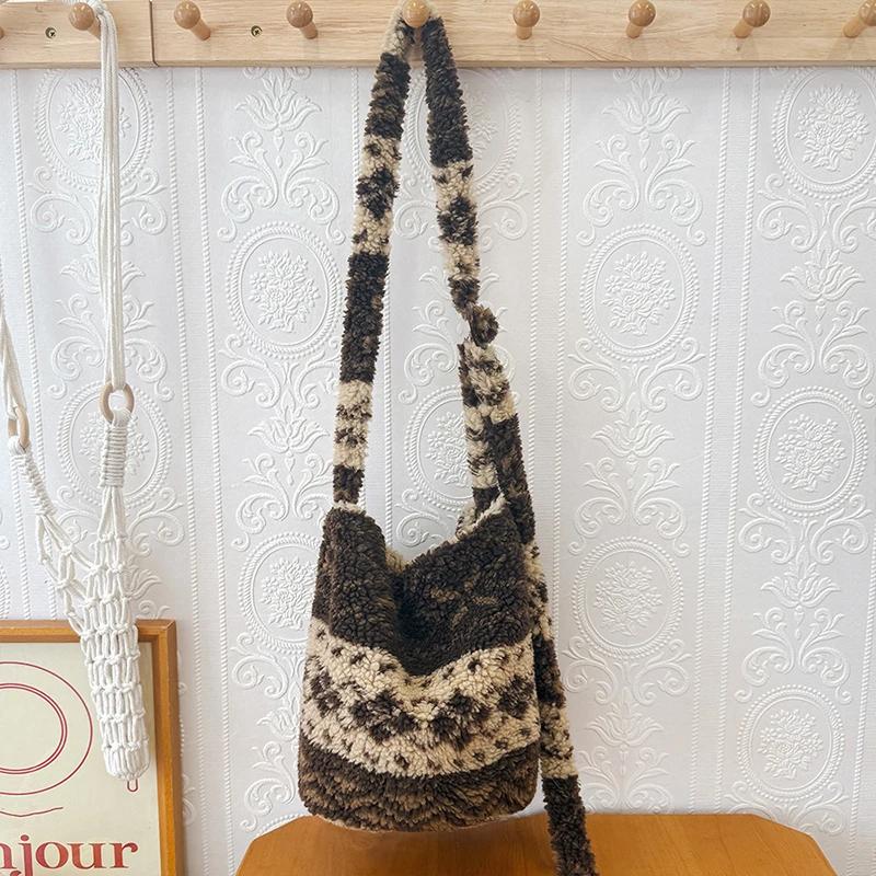 

Women Autumn Winter Crossbody Bag Soft Plush Lamb Wool Adjustable Shoulder Bag Large Capacity Casual Purse Boho Hipster Style