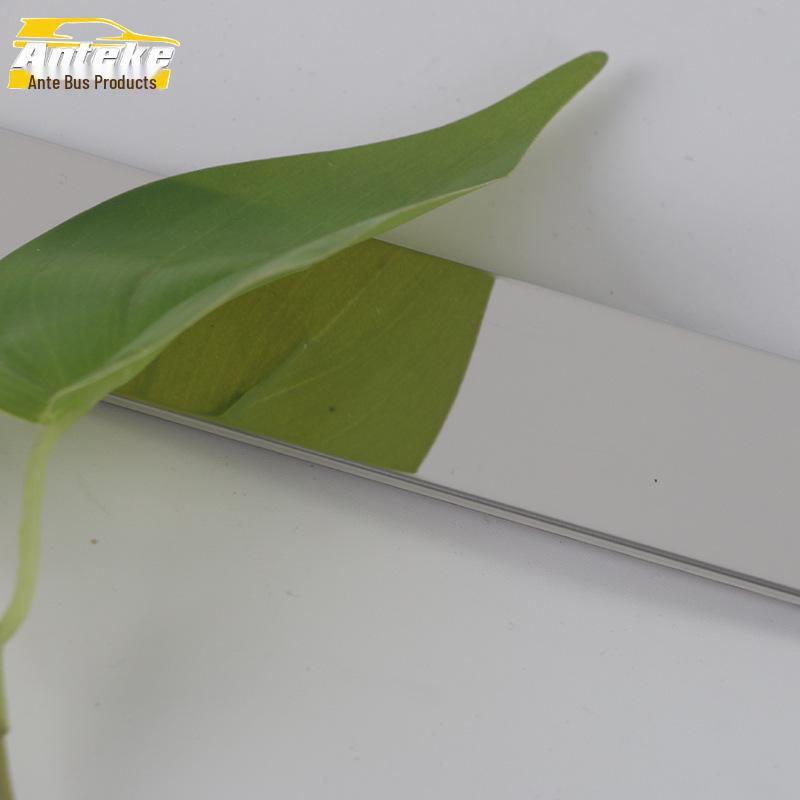 GAC M8 Master Edition Samolepka ozdobného panelu zadních dveří: Ochranný nárazník s lesklým pruhem