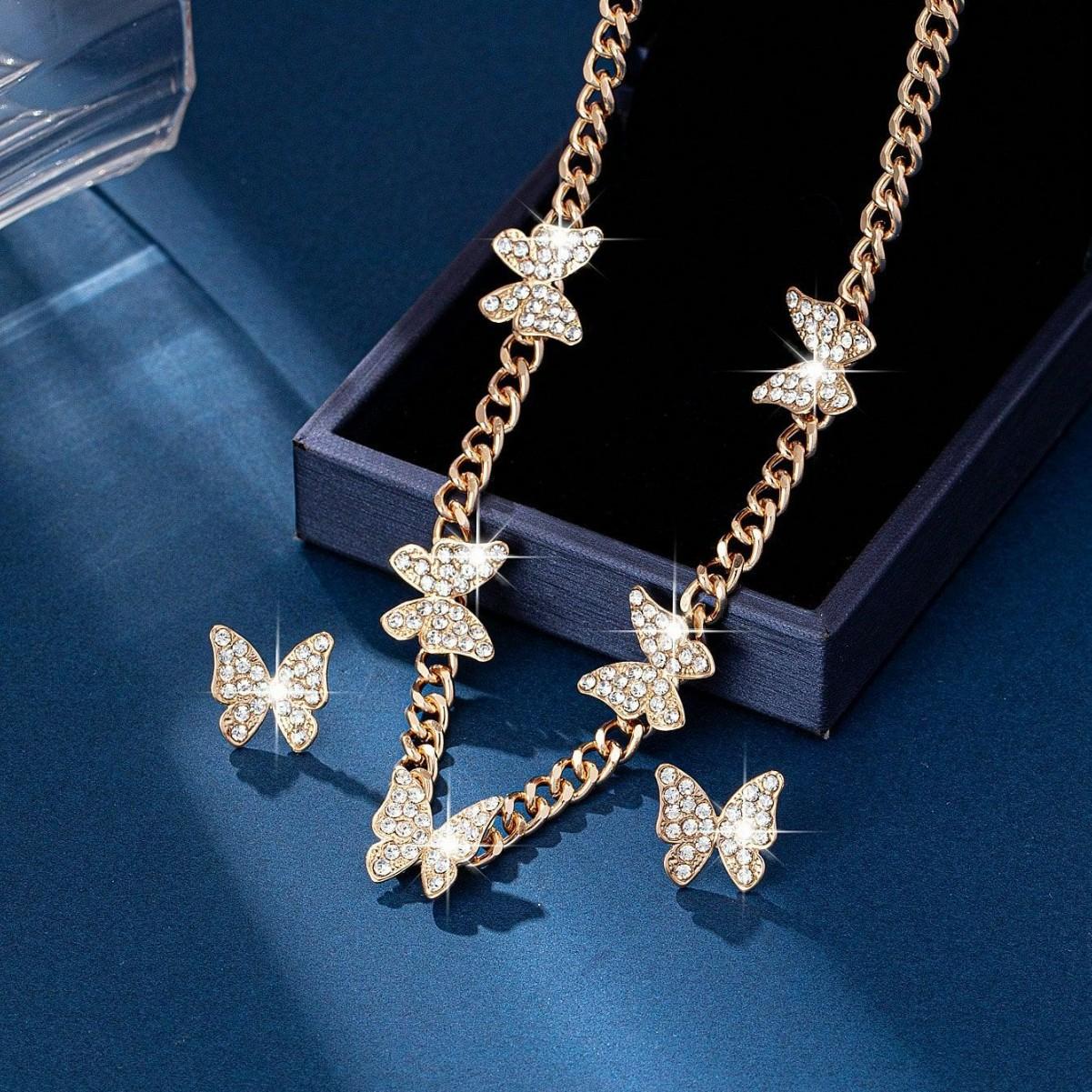 

Набор из 3 предметов: Европейский и американский темперамент, роскошный, полностью усыпанный бриллиантами, ожерелье-бабочка и набор серег-пусет золотисто-желтый